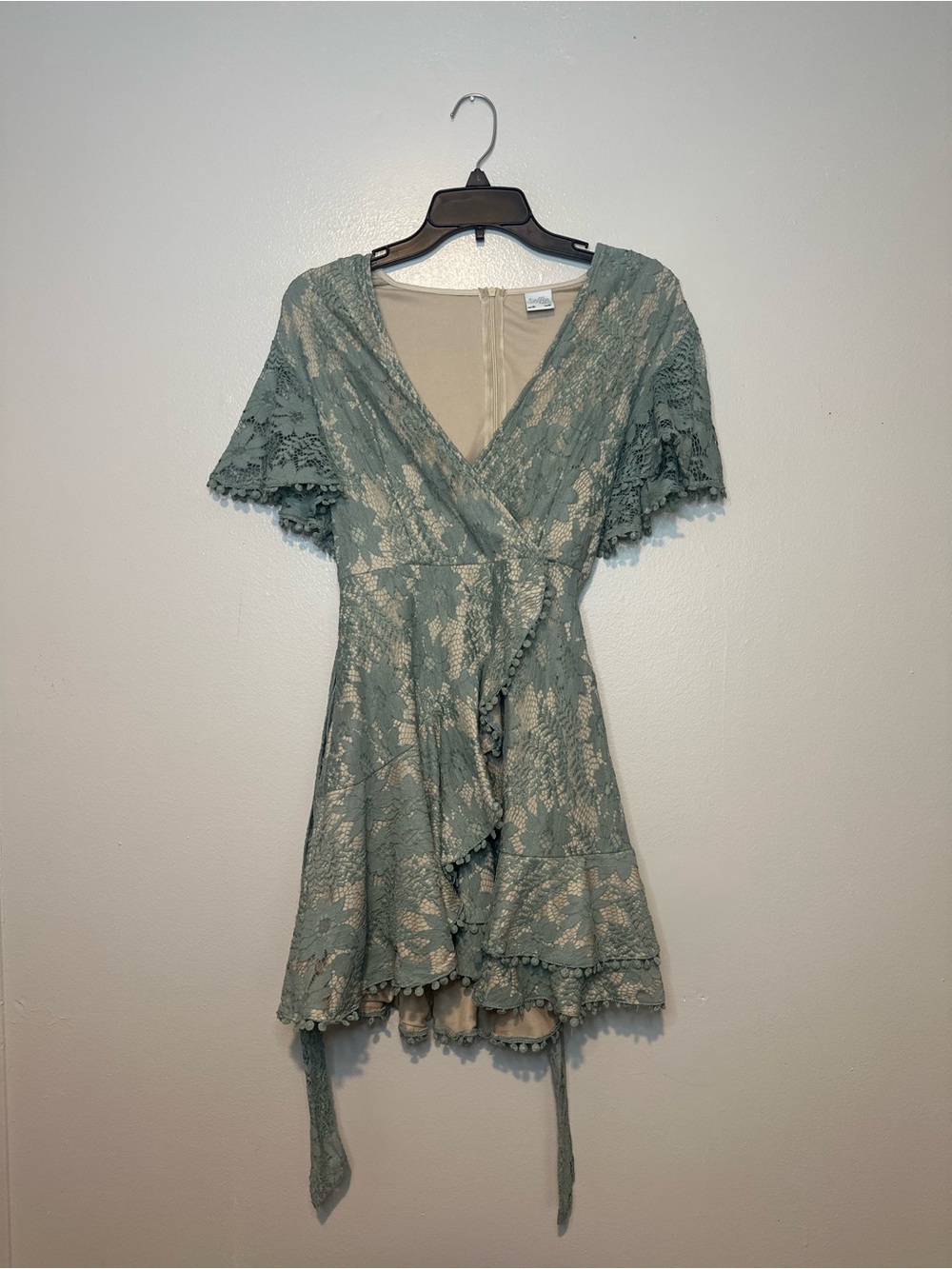 Selfie Leslie Green Floral Lace Wrap Dress Flutter Sleeve Sz 10 wedding party